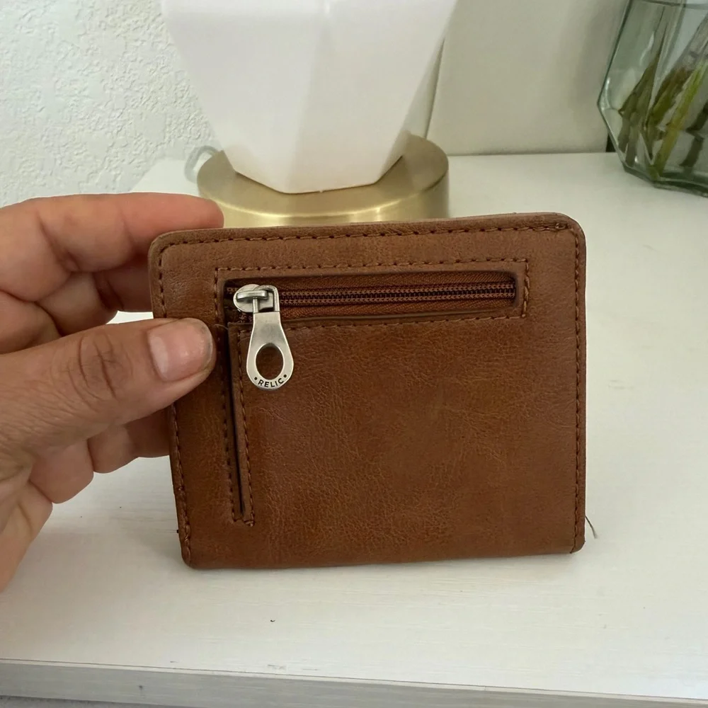 Relic Tri-Strip Leather Card Holder in Brown, Beige & Black